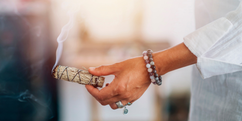 Read more about the article How to cleanse negative energy in your home with smudging